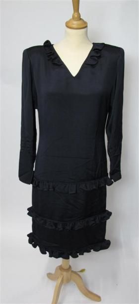 Lot comprenant :
- Robe longue du soir plissée...