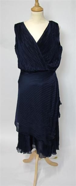 Lot comprenant :
- Robe longue du soir plissée...