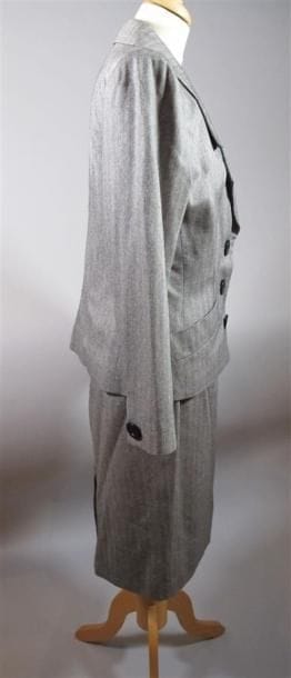 Yves SAINT LAURENT Variation
Tailleur jupe...
