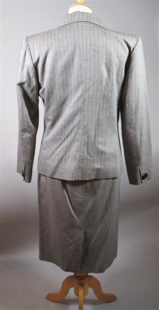 Yves SAINT LAURENT Variation
Tailleur jupe...