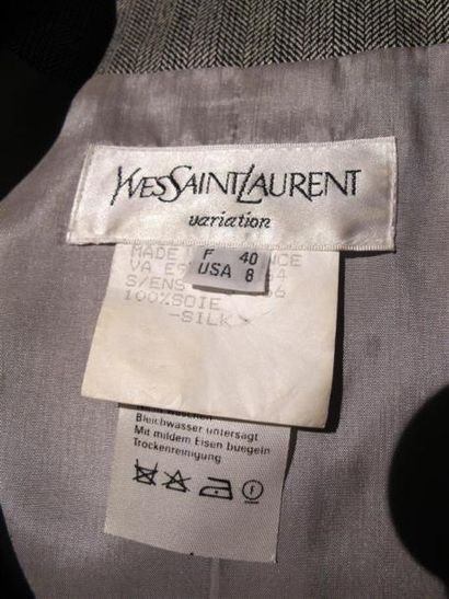 Yves SAINT LAURENT Variation
Tailleur jupe...
