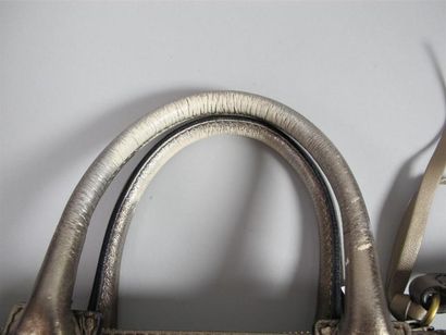 CHLOÉ
Sac à main en cuir irisé argenté et...