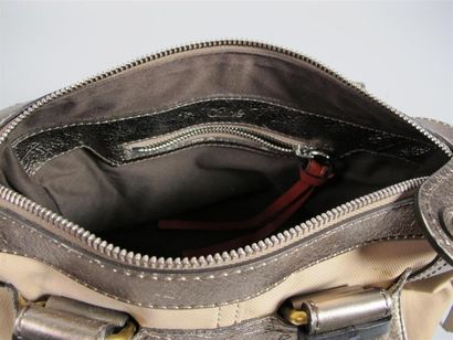 CHLOÉ
Sac à main en cuir irisé argenté et...