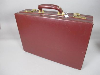 CARTIER Paris
Attaché-case en cuir bordeaux,...
