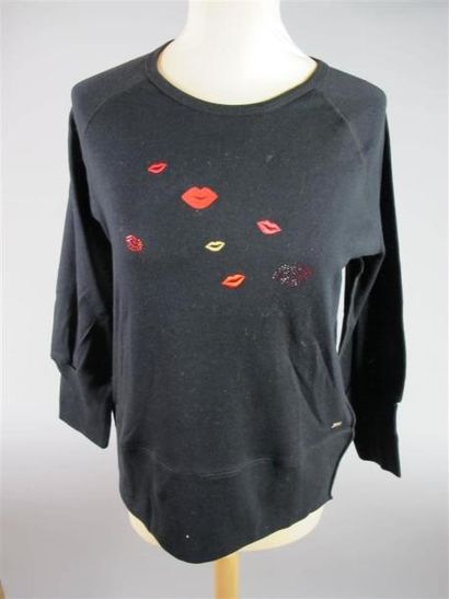 Sonia RYKIEL Paris
Deux sweat-shirts identiques...