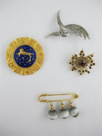 Quatre broches diverses en métal.