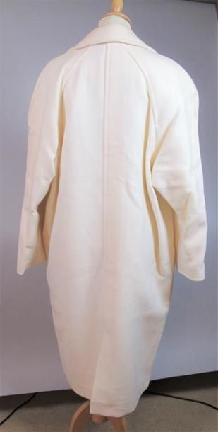 Pierre CARDIN Paris
Manteau en laine écrue,...