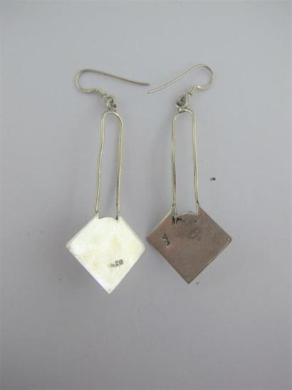 Paire de pendants d'oreilles en argent sertis...