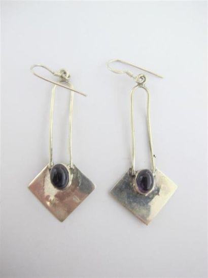 Paire de pendants d'oreilles en argent sertis...