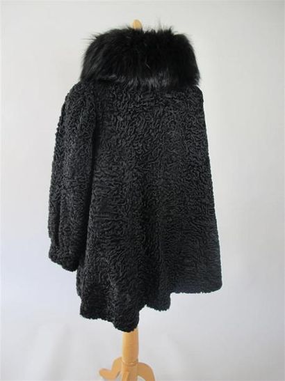 Veste ¾ en astrakan noir, important col en...