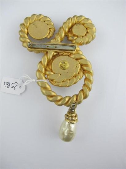 CHANEL
Importante broche en métal doré orné...