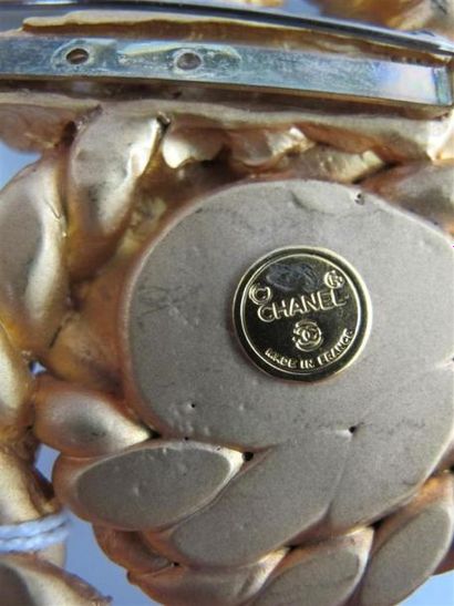 CHANEL
Importante broche en métal doré orné...