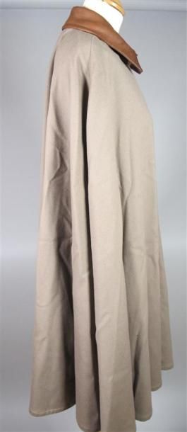 Ralph LAUREN
Cape en laine de couleur kaki...