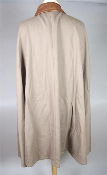 Ralph LAUREN
Cape en laine de couleur kaki...