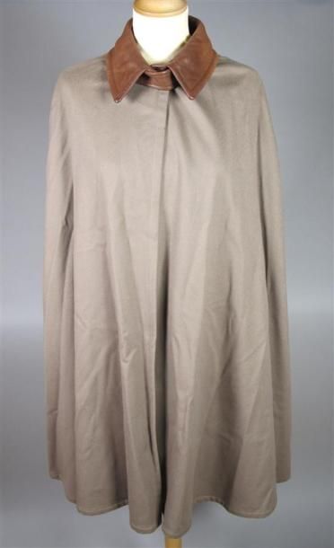 Ralph LAUREN
Cape en laine de couleur kaki...