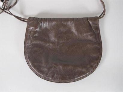 LOEWE 
Petit sac en agneau chocolat.
Double...