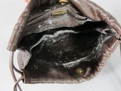 LOEWE 
Petit sac en agneau chocolat.
Double...