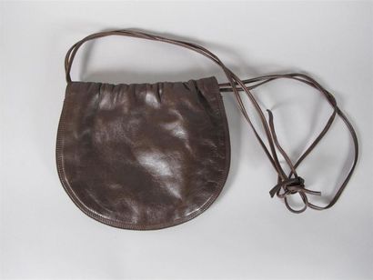 LOEWE 
Petit sac en agneau chocolat.
Double...