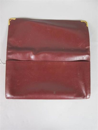 CARTIER Paris
Pochette en cuir bordeaux,...