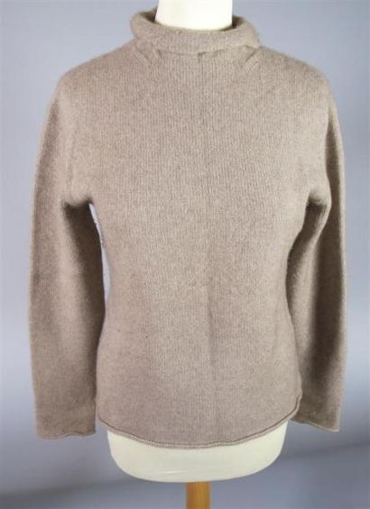 Lot de trois pulls en cachemire blanc, beige...