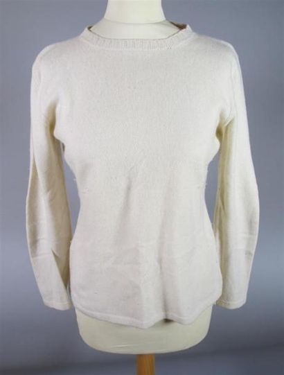 Lot de trois pulls en cachemire blanc, beige...