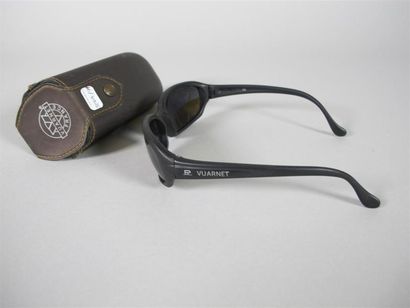 VUARNET
Lunettes de soleil noires.
(Bon état)
Avec...