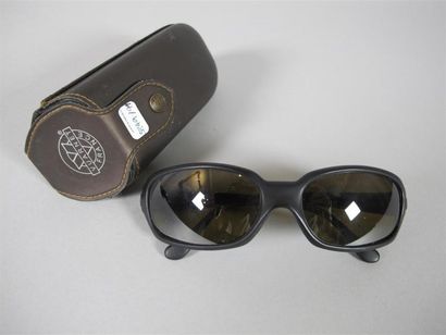 VUARNET
Lunettes de soleil noires.
(Bon état)
Avec...