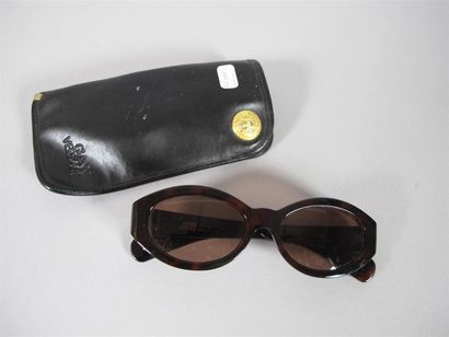 Gianni VERSACE
Lunettes de soleil marrons...