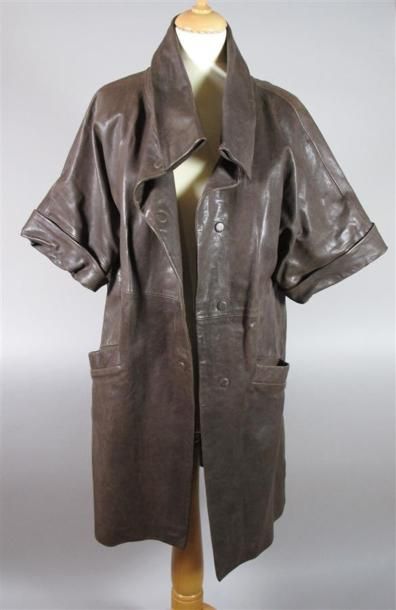 Gérard DAREL
Manteau en cuir marron foncé,...
