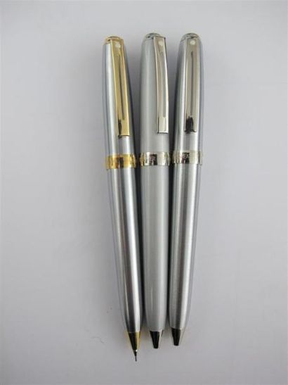 SHEAFFER
Deux stylos bille et un critérium...