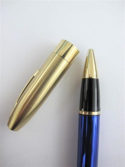 SHEAFFER
Quatre stylos bille en résine verte,...