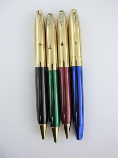 SHEAFFER
Quatre stylos bille en résine verte,...