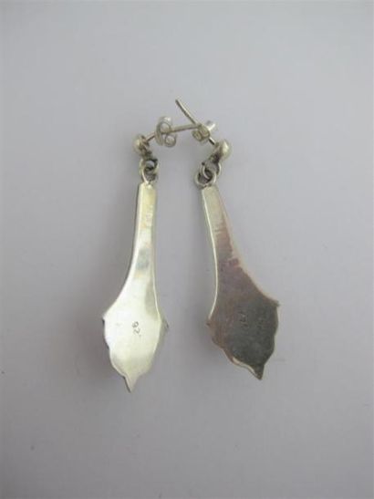 Paire de pendants d'oreilles en argent à...