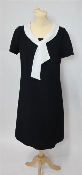 WEILL
Lot comprenant :
- Imperméable. Taille...