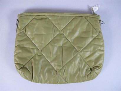 LANCEL
Pochette en nylon matelassé kaki.
Haut....