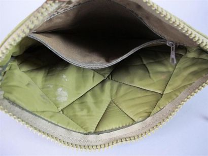 LANCEL
Pochette en nylon matelassé kaki.
Haut....