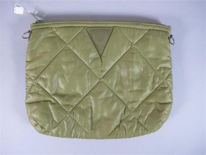 LANCEL
Pochette en nylon matelassé kaki.
Haut....