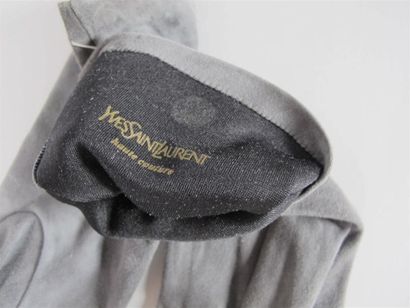 Yves SAINT LAURENT
Paire de gants mi-longs...