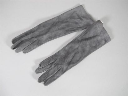 Yves SAINT LAURENT
Paire de gants mi-longs...