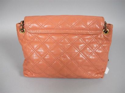 Marc JACOBS
Sac à main en cuir rose à surpiqûres...