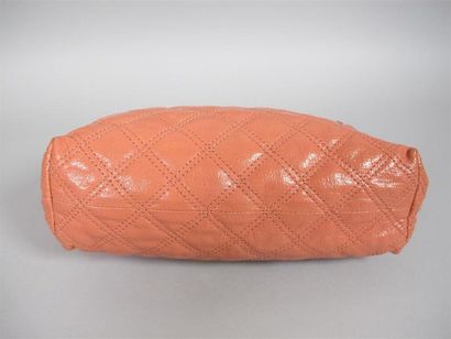 Marc JACOBS
Sac à main en cuir rose à surpiqûres...