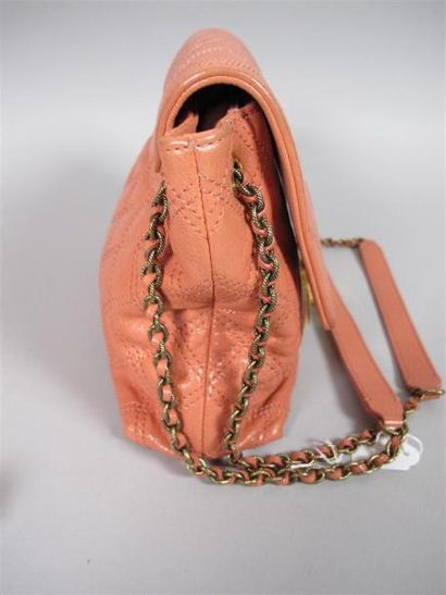 Marc JACOBS
Sac à main en cuir rose à surpiqûres...