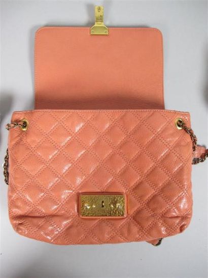 Marc JACOBS
Sac à main en cuir rose à surpiqûres...