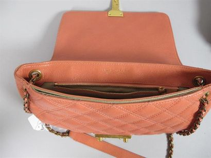 Marc JACOBS
Sac à main en cuir rose à surpiqûres...