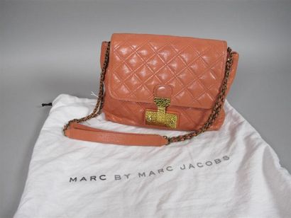 Marc JACOBS
Sac à main en cuir rose à surpiqûres...