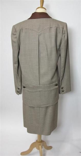 VALENTINO
Lot comprenant :
- Tailleur jupe...