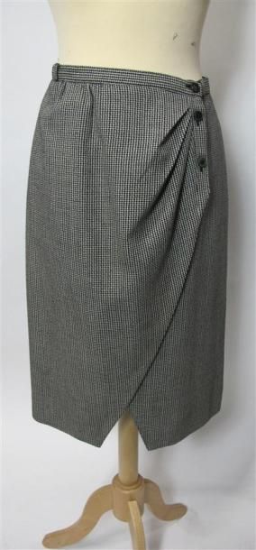 VALENTINO
Lot comprenant :
- Tailleur jupe...