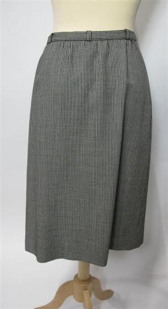 VALENTINO
Lot comprenant :
- Tailleur jupe...