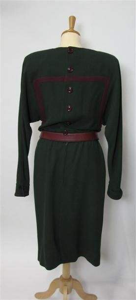 VALENTINO
Lot comprenant :
- Tailleur jupe...