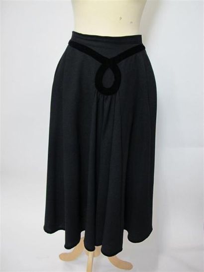 VALENTINO
Lot comprenant :
- Tailleur jupe...